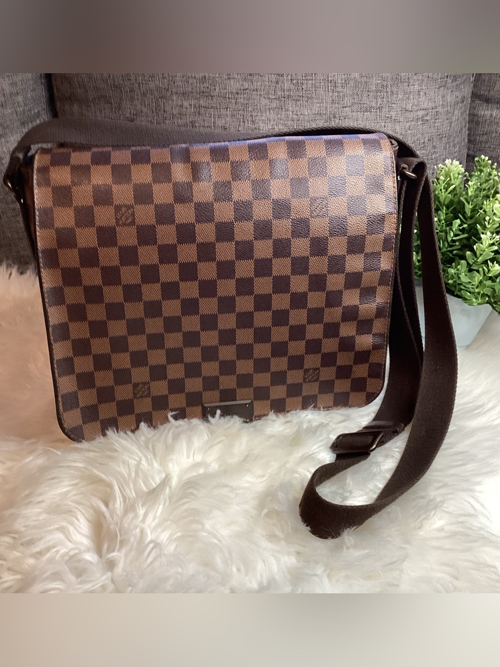 Louis Vuitton Damier Ebene District MM messenger bag.